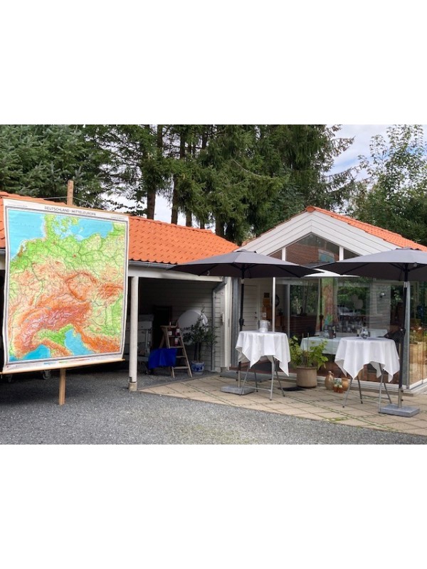 Fredag d. 20.06.25 fra kl. 14.00 - 18.00 -  Åben vinkælder - og gårdsplads!!